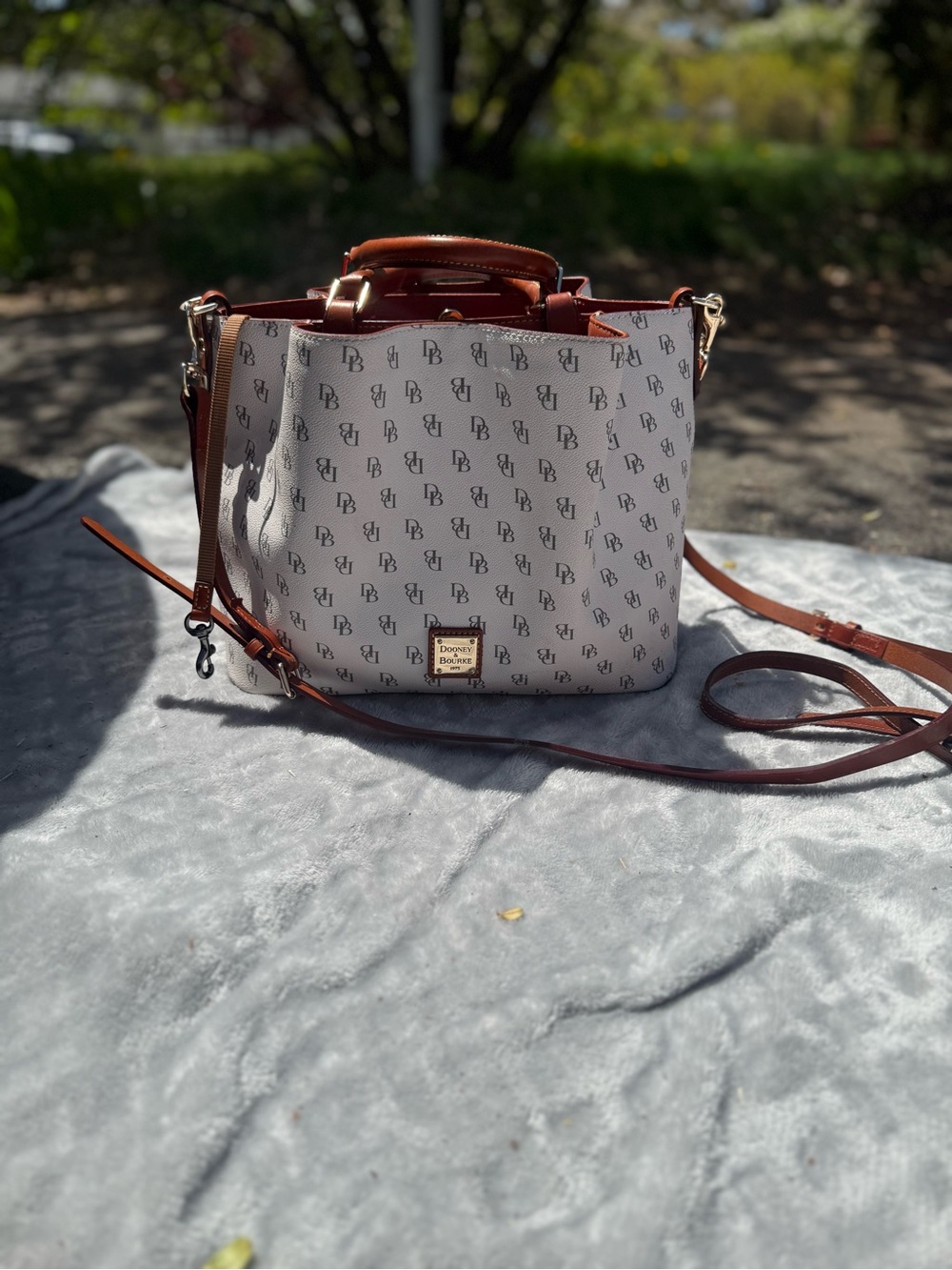 Dooney & Bourke Cream Signature Logo Greta continent Wallet & bags - Picture 2 of 12